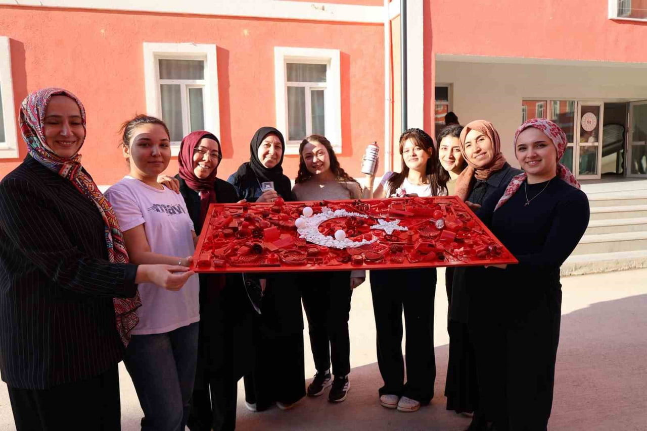 BİLECİK’TE SIFIR ATIK ETKİNLİĞİNDE ATIKLARLA TÜRK BAYRAĞI OLUŞTURULDU