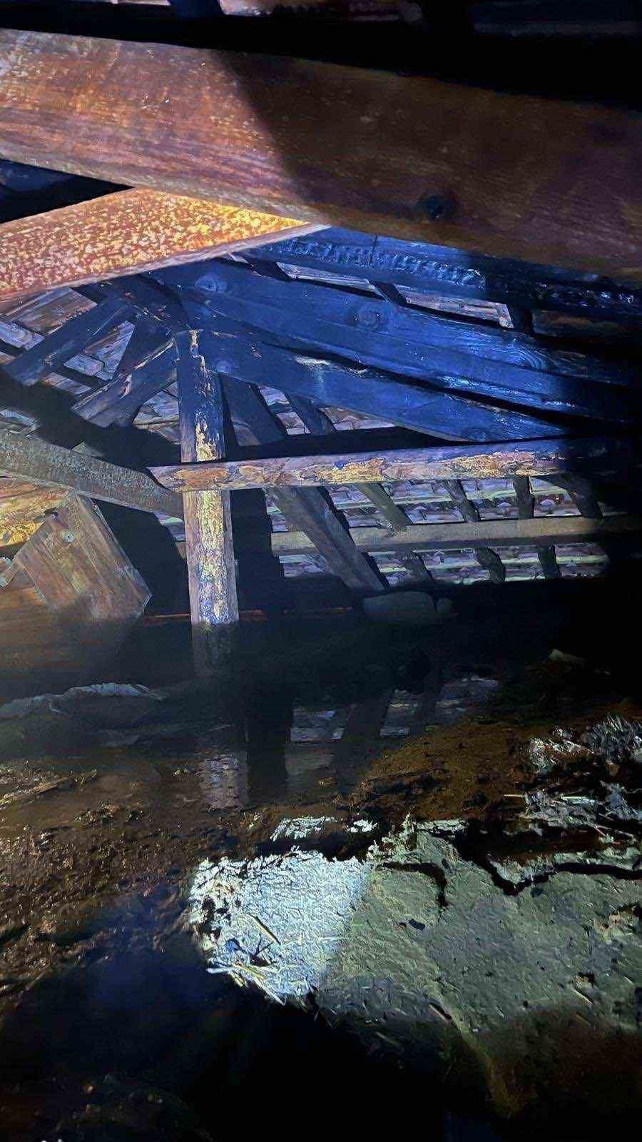 BİLECİK’TE SOBANIN ALEV ALMASI SONUCU EVİN ÇATI KISMI YANDI