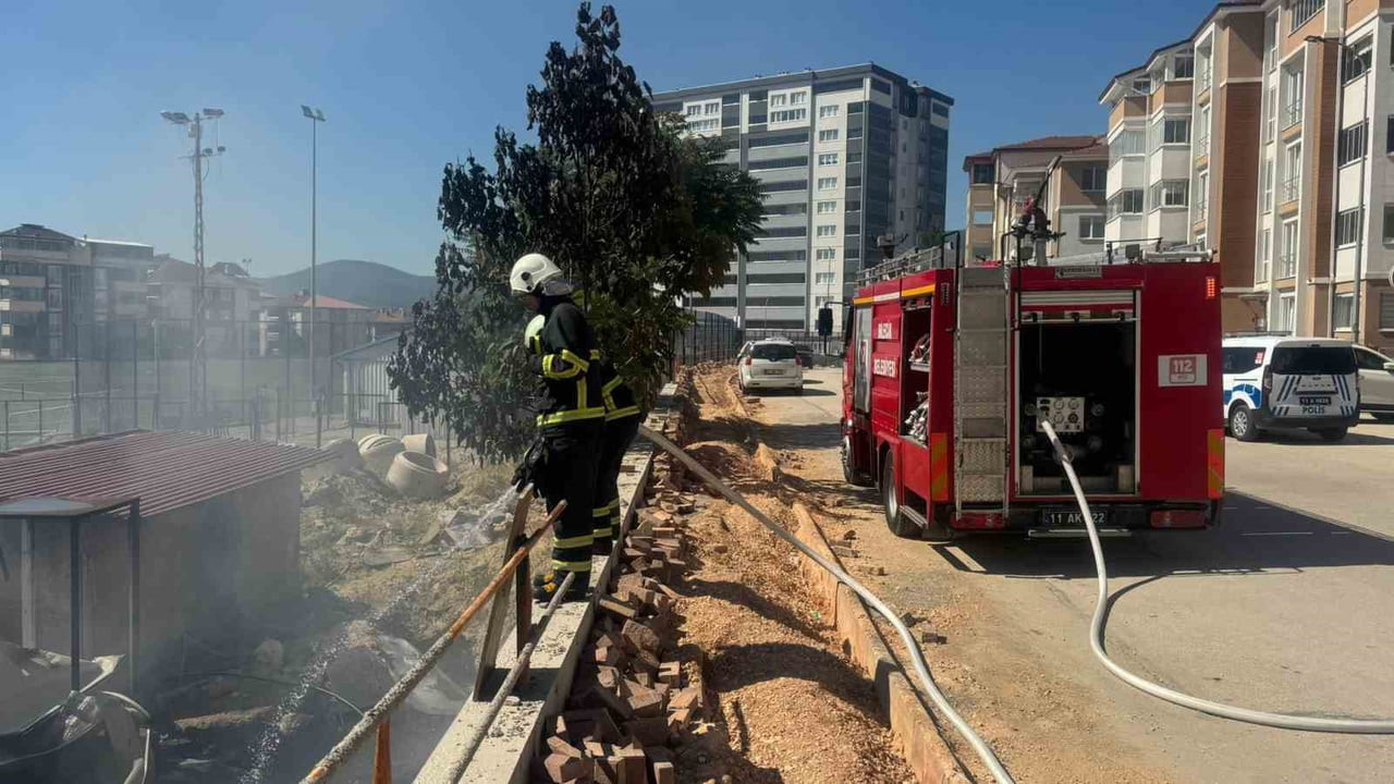 BİLECİK’TE STADYUM İNŞAAT ALANINDA YANGIN ÇIKTI