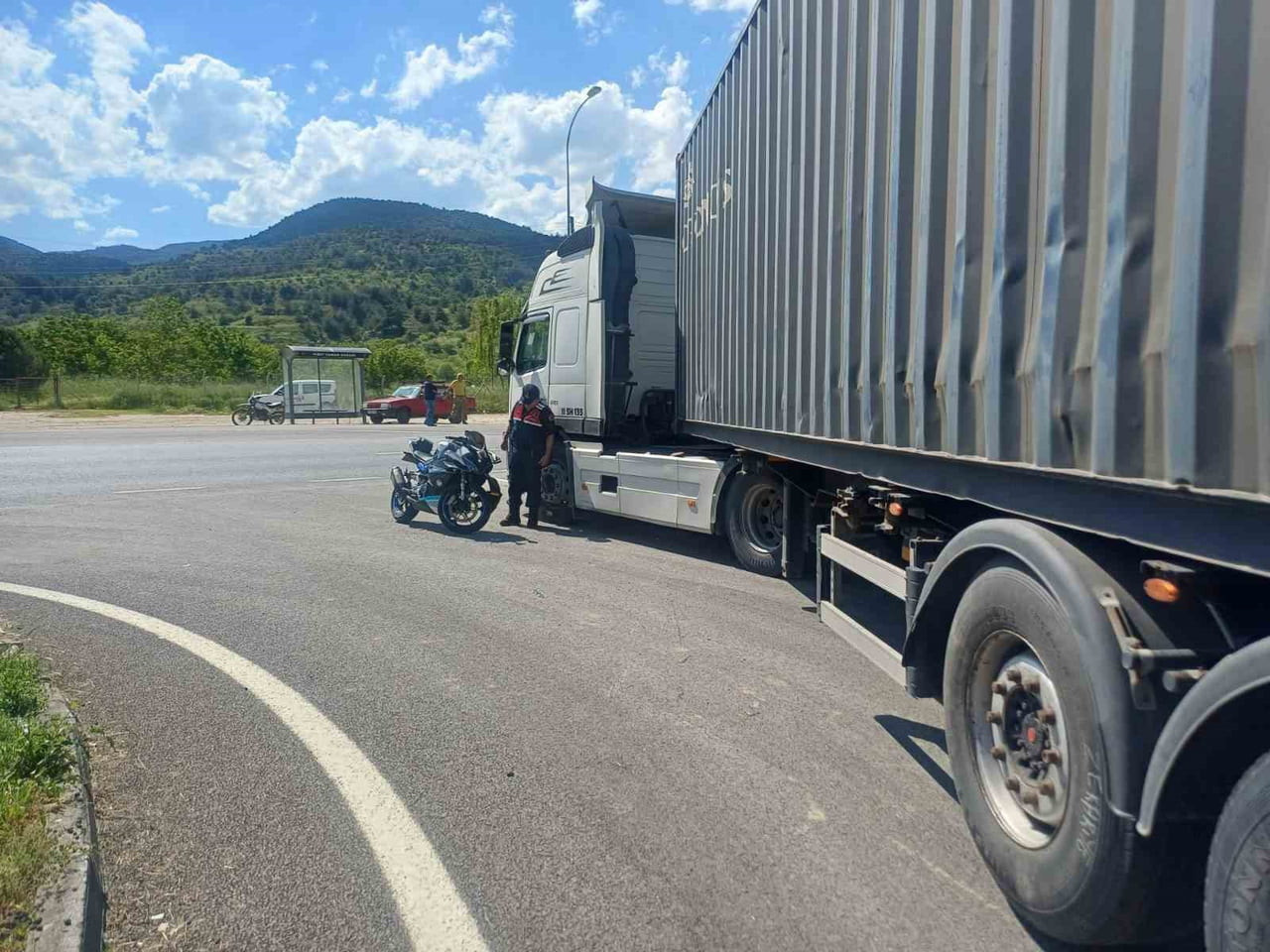 BİLECİK’TE TIR İLE MOTOSİKLET ÇARPIŞTI, 1 KİŞİ YARALANDI