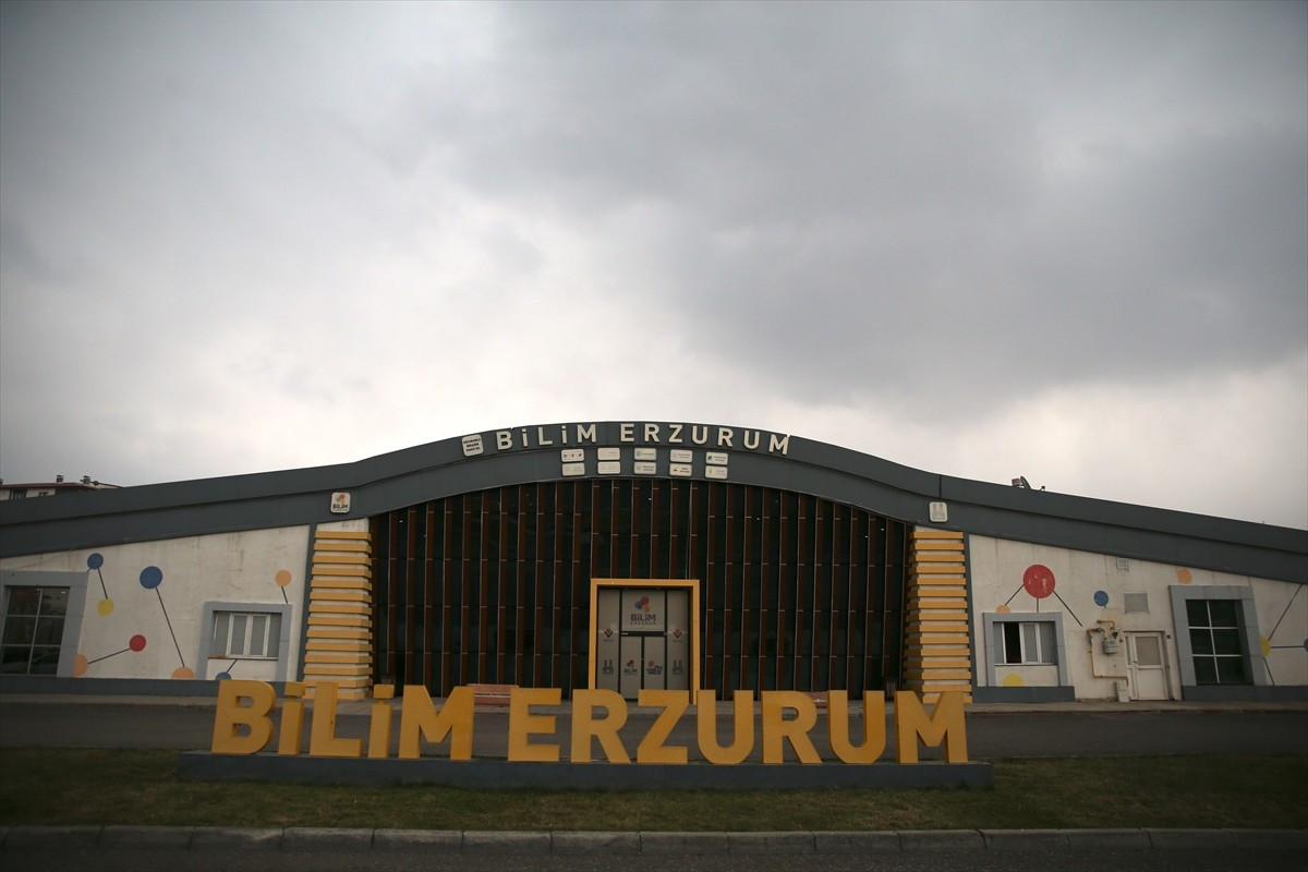 Bilim Erzurum'da eğitim gören ortaokul öğrencileri, erken yaşta öğrendikleri teknoloji...