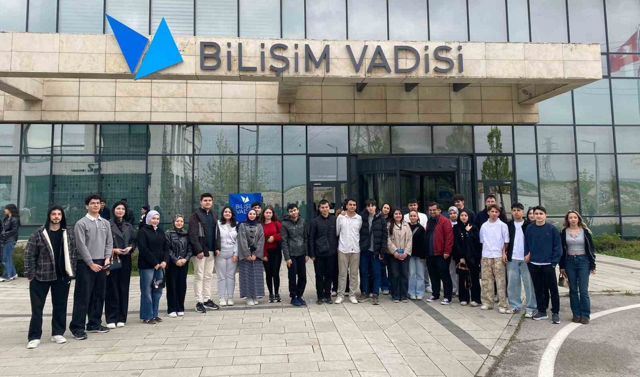 BİLİŞİM VADİSİ’Nİ ZİYARET EDEN ÖĞRENCİLER, YAPAY ZEKA VE YAZILIM TEKNOLOJİLERİ BAŞTA OLMAK ÜZERE...