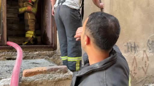 Bina girişindeki odunluk alev aldı