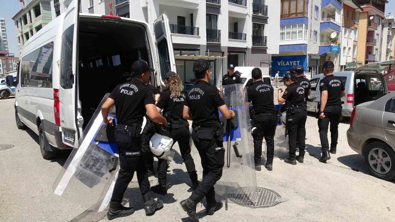 BİNADA ZAMAN ZAMAN ARBEDE YAŞANIRKEN POLİS BÖLGEDE GENİŞ GÜVENLİK ÖNLEMİ ALDI.