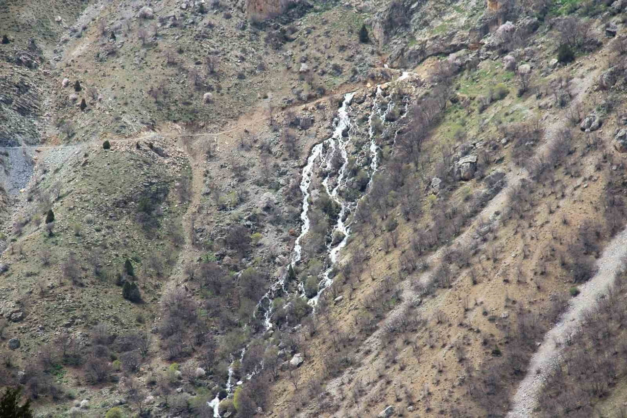 BİNBOĞA DAĞI ZİRVESİNDE, ERİYEN KAR SULARININ OLUŞTURDUĞU YAKLAŞIK 200 METRE UZUNLUĞUNDAKİ ŞELALE...
