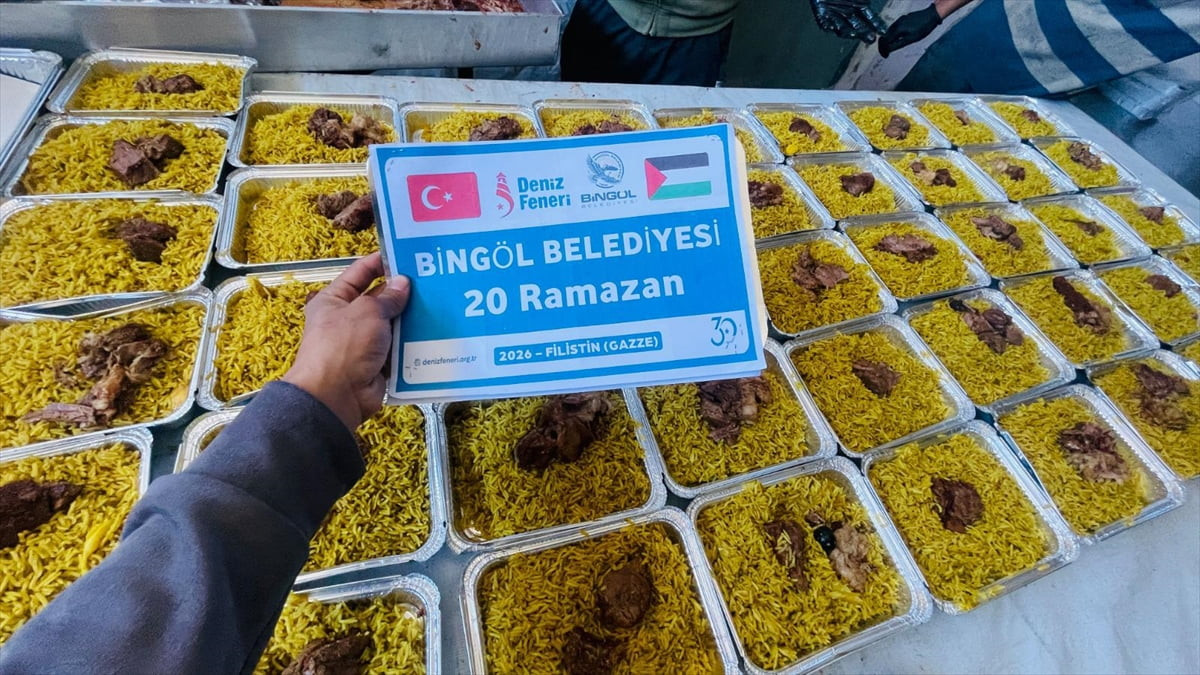  Bingöl Belediyesi, Gazze'de kurulan aşevinde her gün yaklaşık 1000 kişiye iftar veriyor.