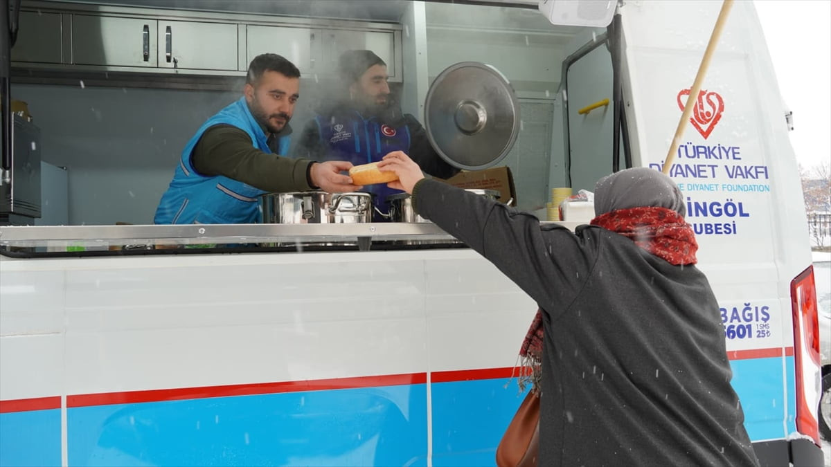 Bingöl İl Müftülüğü ile Türkiye Diyanet Vakfı (TDV) Bingöl Şubesi, Bingöl Devlet Hastanesi önünde...