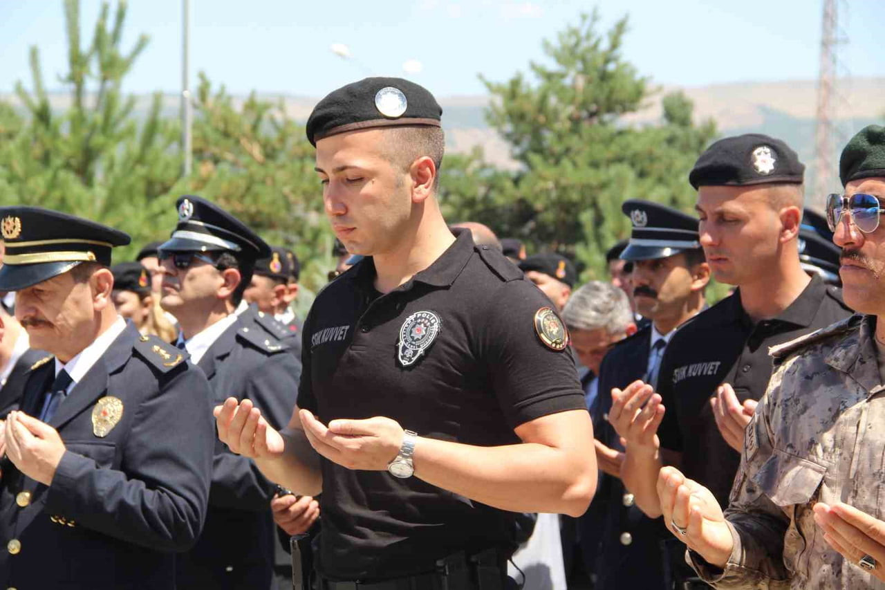BİNGÖL'DE 15 TEMMUZ ŞEHİTLERİ DUALARLA ANILDI