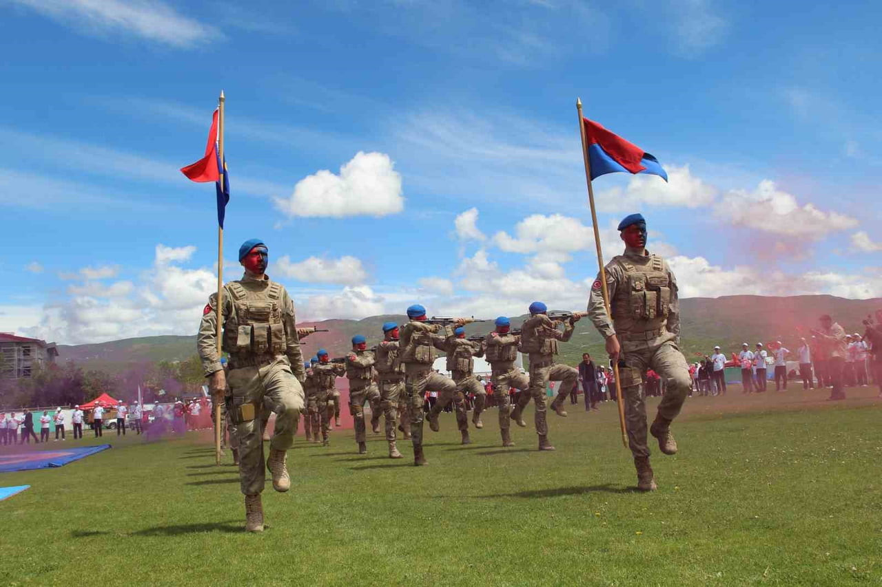 BİNGÖL'DE 19 MAYIS ATATÜRK'Ü ANMA, GENÇLİK VE SPOR BAYRAMI, DÜZENLENEN TÖREN VE GÖSTERİLERLE...