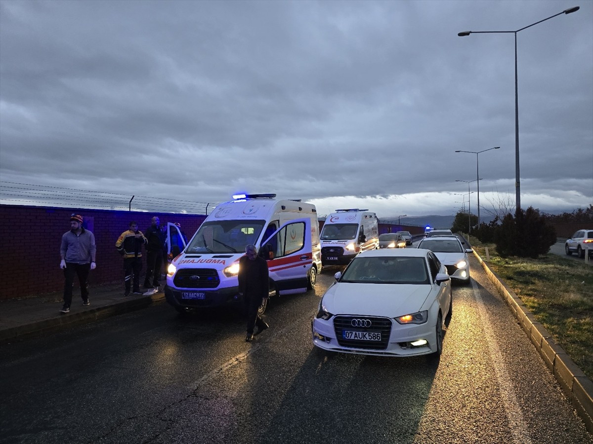 Bingöl'de 2 otomobilin çarpışması sonucu 6 kişi yaralandı. Kaza yerine sağlık ekipleri sevk...