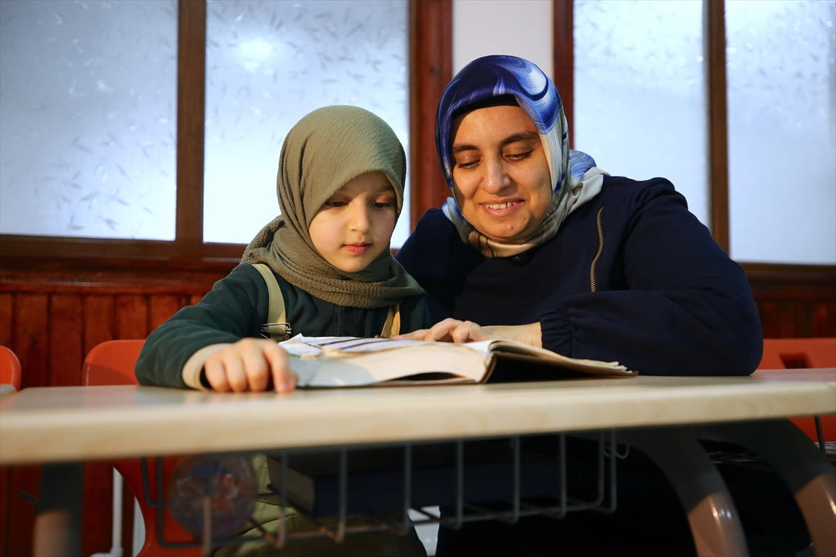 Bingöl'de doğuştan görme engelli Kur'an öğreticisi Özgül Kesenli, yediden yetmişe eğitim verirken...