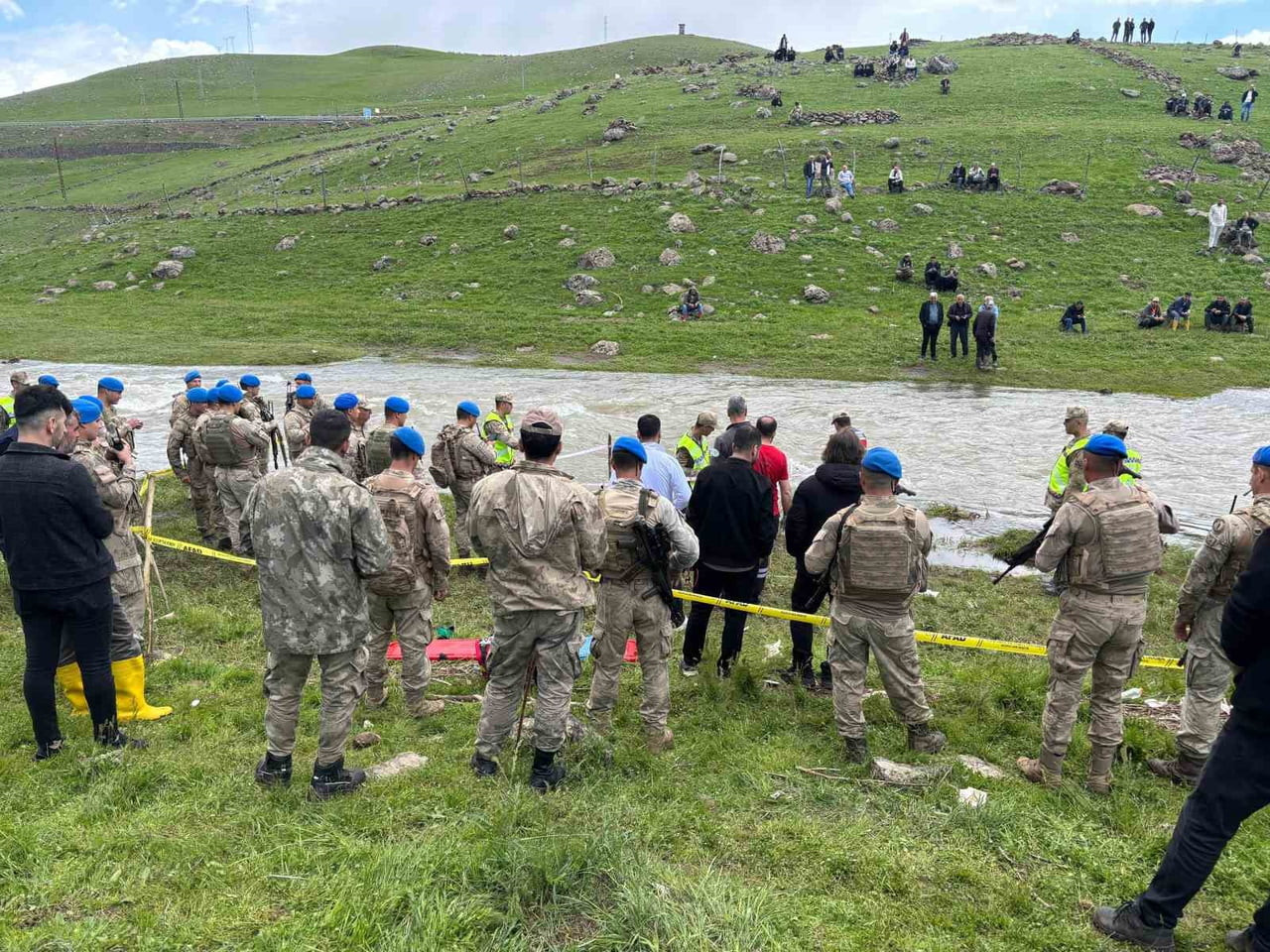 BİNGÖL'DE EKMEK ALMAK İÇİN EVDEN ÇIKAN VE KAYBOLAN 45 YAŞINDAKİ EMEKLİ ÖĞRETMEN KUTBATTİN...