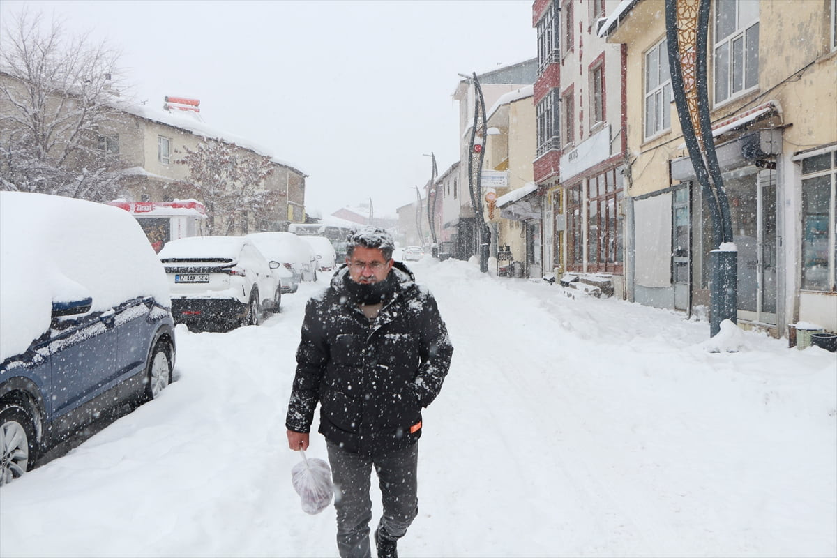 Bingöl'de etkili olan kar yağışı nedeniyle 226 yerleşim yerine ulaşım sağlanamıyor. Kapanan...