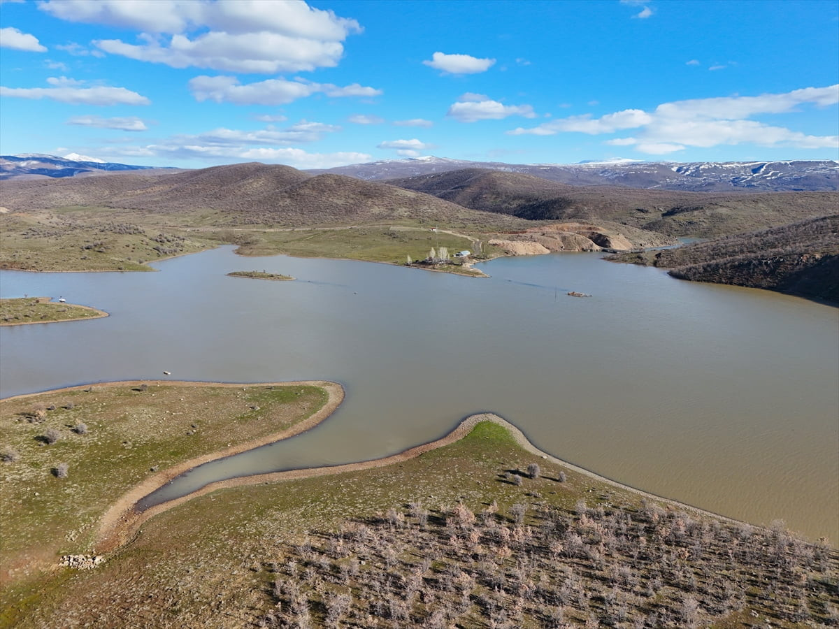 Bingöl'de geçen yıl ekim ayında kuruma noktasına gelen Gülbahar Baraj Gölü, kış mevsiminde etkili...