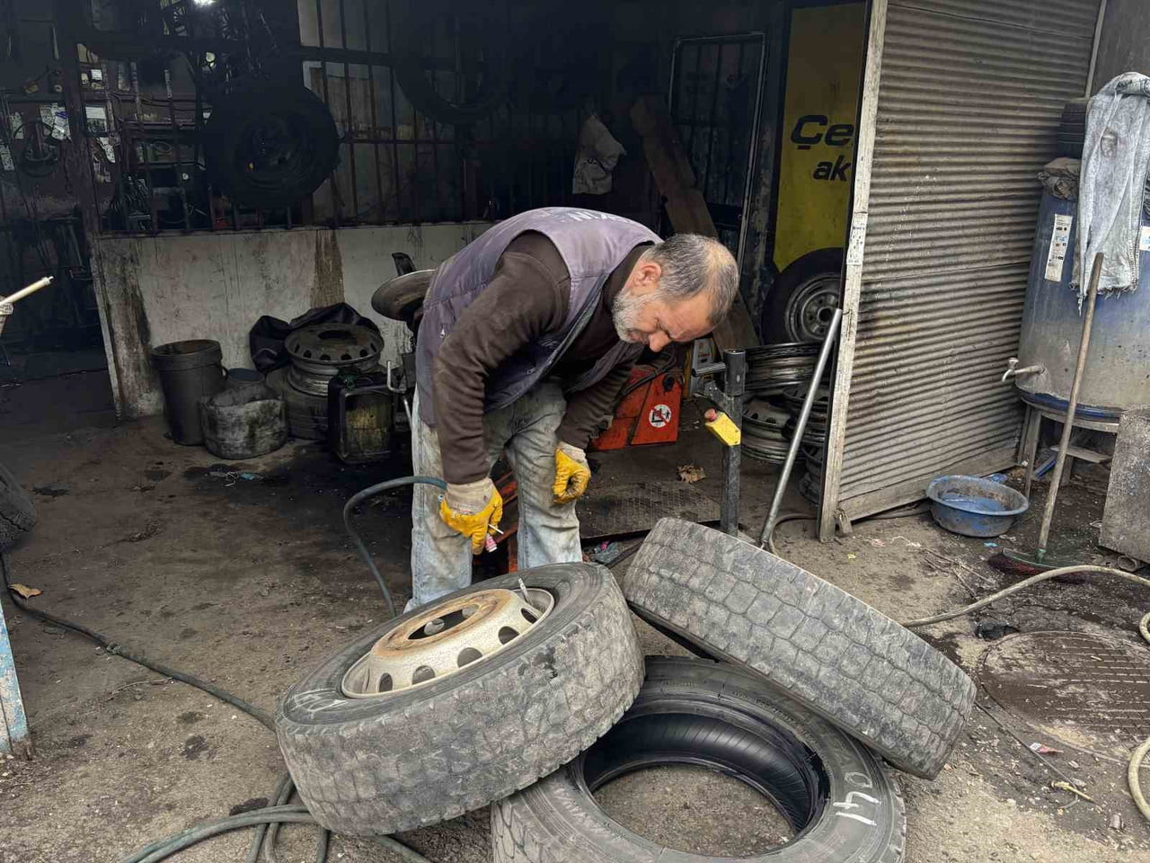 BİNGÖL'DE HAVALARIN MEVSİM NORMALLERİNİN ALTINDA SEYRETMESİ NEDENİYLE LASTİK DEĞİŞİM SEZONU...