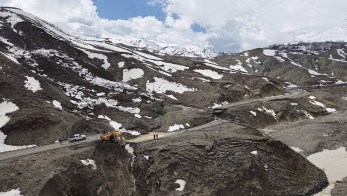 BİNGÖL'DE HEYELAN SONUCU ÇÖKEN VE KAYAN GRUP YOLUNDA EKİPLERİN ÇALIŞMASI BAŞLADI.