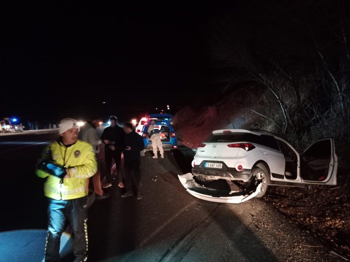 Bingöl'de iki otomobilin çarpışması sonucu 1'i ağır 4 kişi yaralandı.