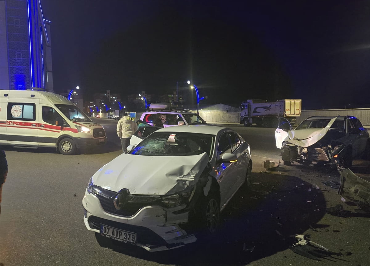 Bingöl'de iki otomobilin çarpışması sonucu 4 kişi yaralandı.