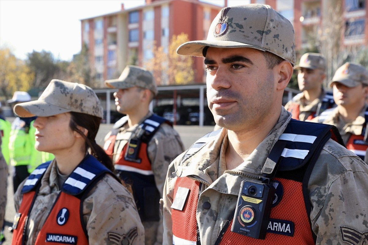 Bingöl'de jandarma trafik personeli için tahsis edilen 105 yaka kamerasının teslimi için tören...