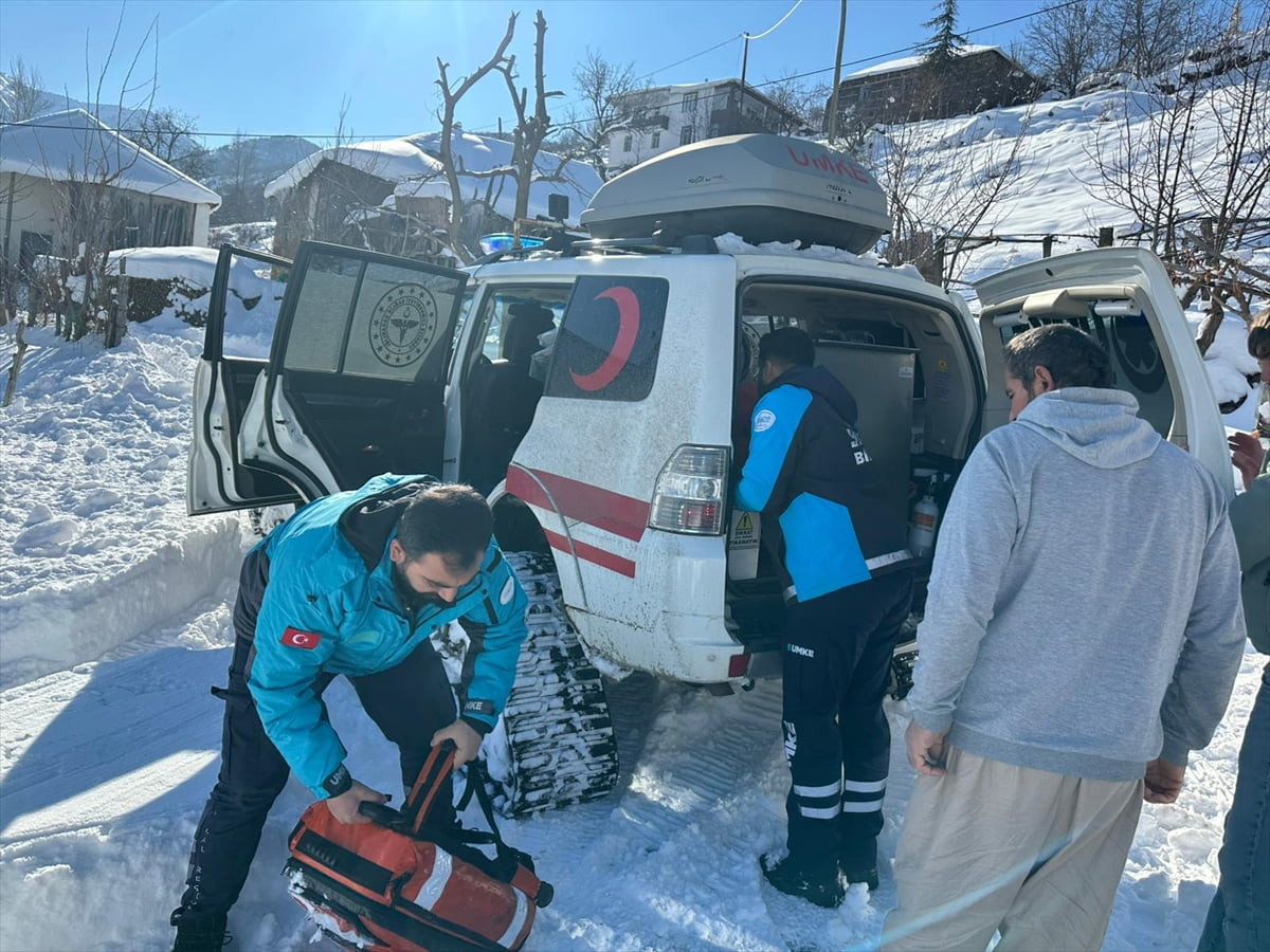 Bingöl'de kar nedeniyle yolu kapanan köyde rahatsızlanan 100 yaşındaki hasta, sağlık ekiplerince...