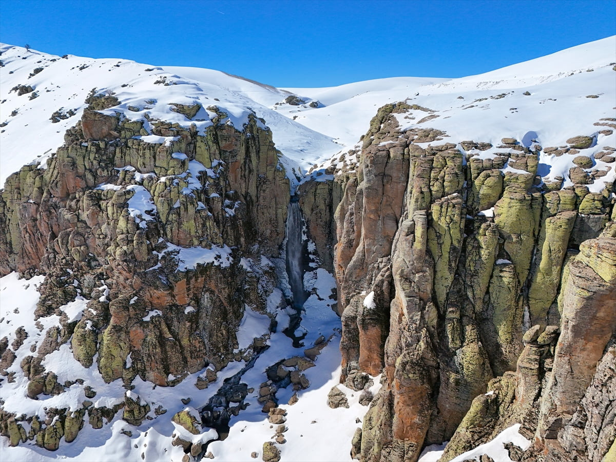 Bingöl'de kar sularıyla yeniden canlanan Çır Şelalesi, ziyaretçilerini bekliyor. Misafirlerini...