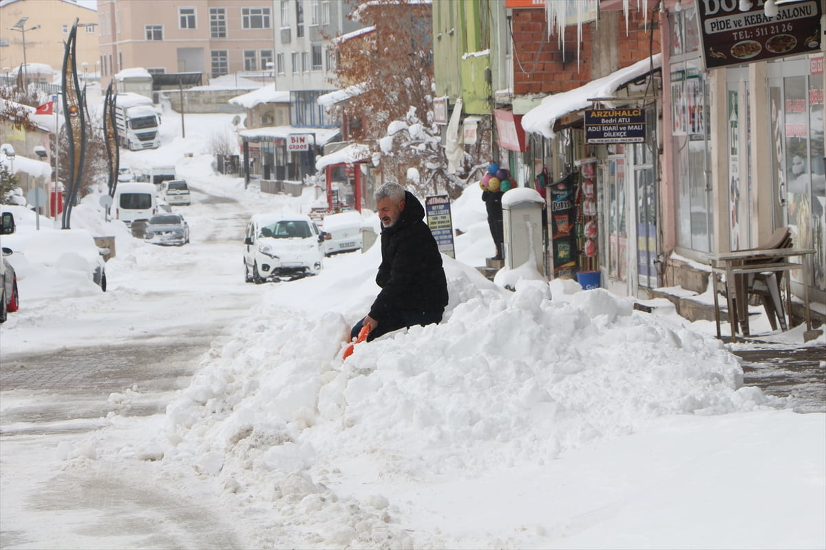 Bingöl'de kar yağışı nedeniyle 328 yerleşim yerinin yolu ulaşıma kapandı. Karlıova ilçesinde kar...