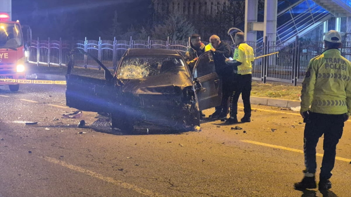 Bingöl'de kontrolden çıkarak takla atan otomobildeki 2 kişi yaralandı.