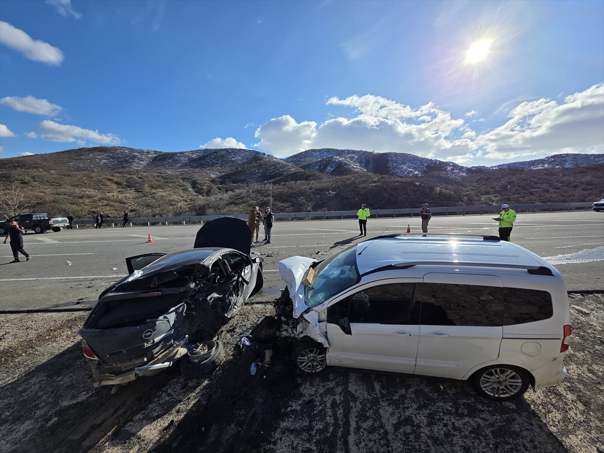 Bingöl'de otomobil ile hafif ticari aracın çarpışması sonucu 1 kişi öldü, 4 kişi...