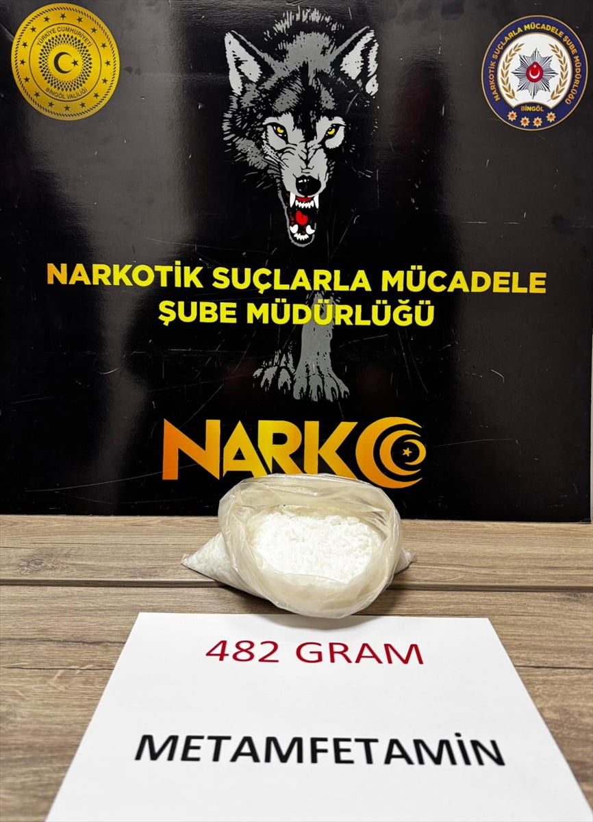 Bingöl'de polis ekiplerince düzenlenen operasyonda 482 gram sentetik uyuşturucu ele geçirildi, 1...