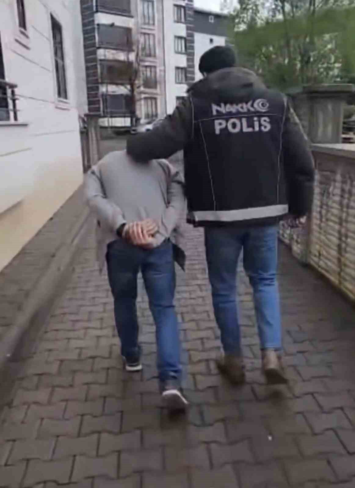 BİNGÖL'DE POLİS EKİPLERİNCE DÜZENLENEN UYUŞTURUCU OPERASYONLARINDA GÖZALTINA ALINAN 4 ŞÜPHELİ...