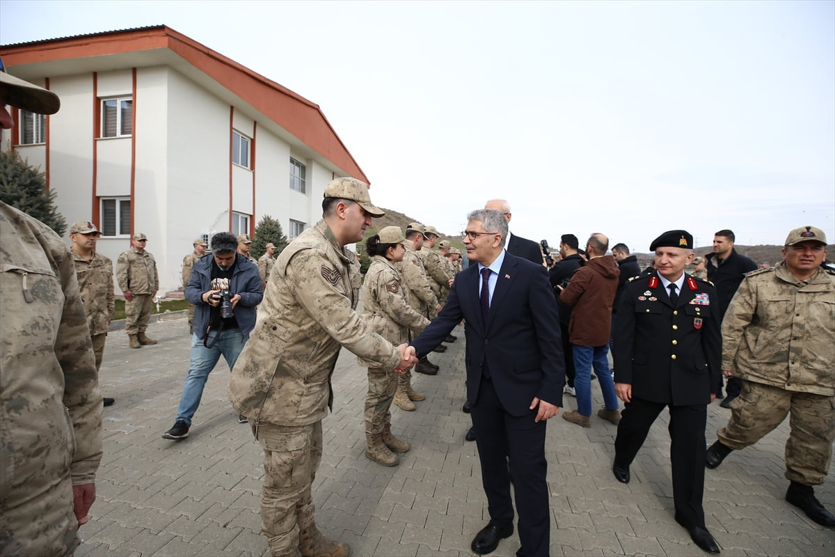 Bingöl'de Ramazan Bayramı dolayısıyla bayramlaşma töreni düzenlendi. Vali Cahit Çelik, Merkez İlçe...