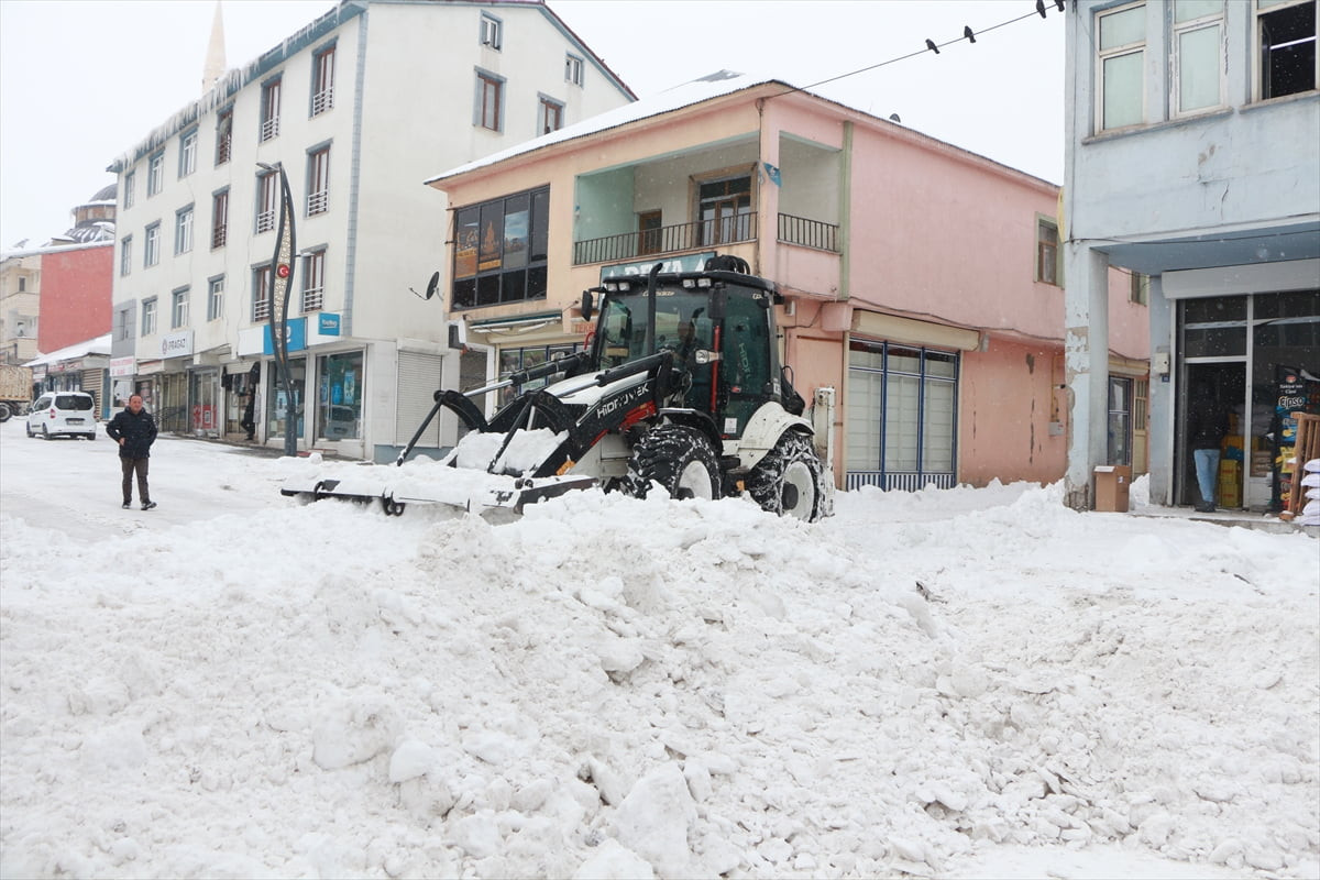 Bingöl'de sabah saatlerinde başlayan kar yağışı etkisini sürdürdü. Ekipler, çalışmalarını...