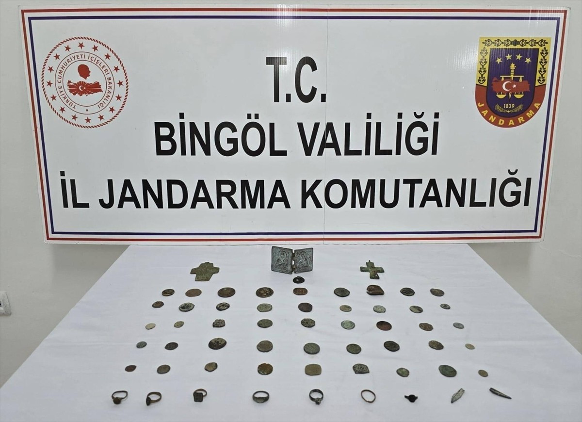  Bingöl'de tarihi eser niteliğinde olduğu değerlendirilen 45 sikke ele geçirildi.