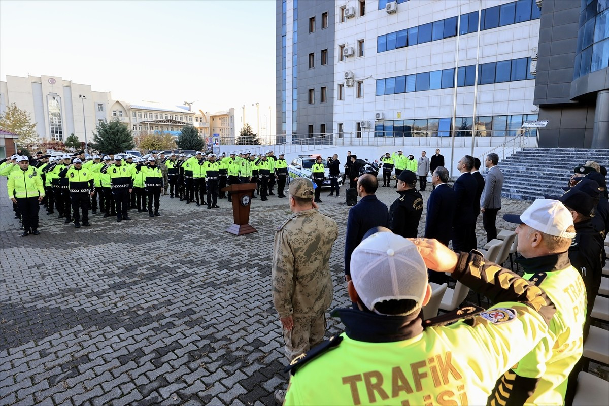 Bingöl'de trafik polisleri için tahsis edilen 90 yaka kamerasının teslimi için tören...