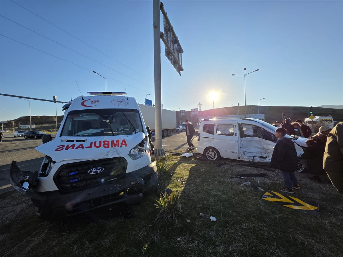 Bingöl'de Y.H. idaresindeki 12 ACM 246 plakalı hasta taşıyan ambulans ile D.G. yönetimindeki 34...