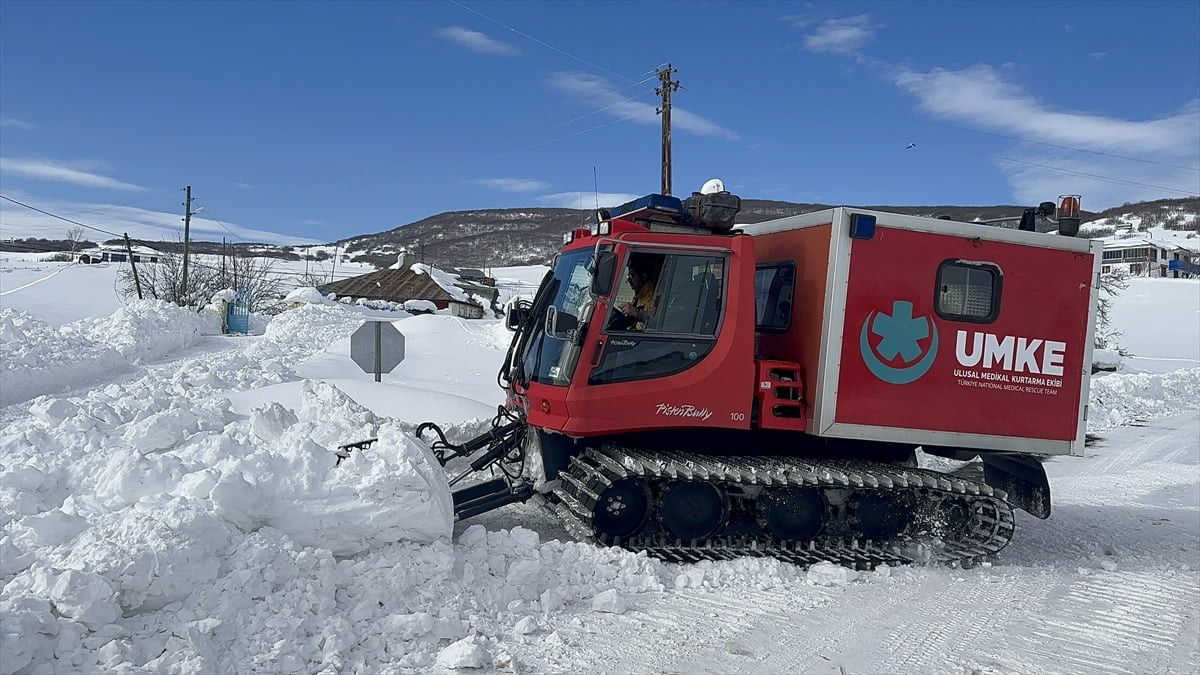 Bingöl'de yoğun kar yağışı nedeniyle kara yolu ulaşıma kapanan mezrada rahatsızlanan hasta, Ulusal...