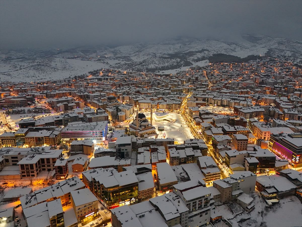 Bingöl'de yoğun kar yağışıyla yeniden beyaza bürünen kent merkezi, dronla havadan...