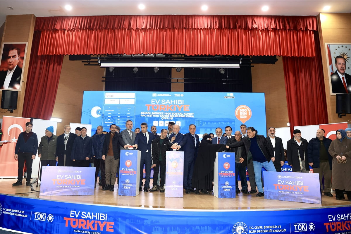 Bingöl'de Yüzyılın Konut Projesi kapsamında inşa edilecek 2 bin 59 konutun hak sahipleri kura...