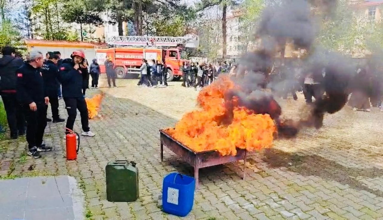 BİNGÖL'ÜN GENÇ İLÇESİNDE, ÖĞRENCİ VE ÖĞRETMENLERİN OLASI AFET VE ACİL DURUMLARA KARŞI...