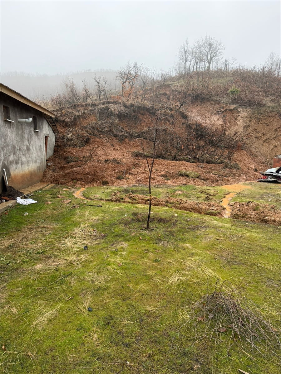 Bingöl'ün Genç ilçesinde yağışların ardından meydana gelen heyelan nedeniyle toprak kütlesinin...