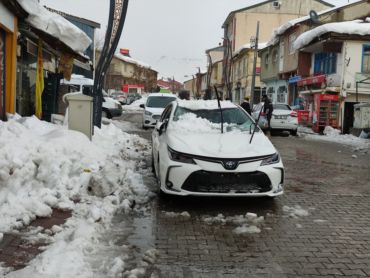 Bingöl'ün Karlıova ilçesinde çatıdan kar kütlesinin araçların üzerine düşmesi sonucu araçlarda...