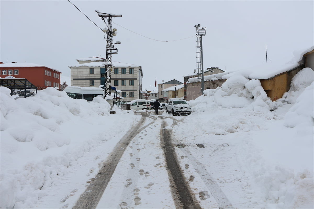 Bingöl'ün Karlıova ilçesinde gece saatlerinde başlayan kar yağışı etkisini sürdürdü. İlçede cadde...