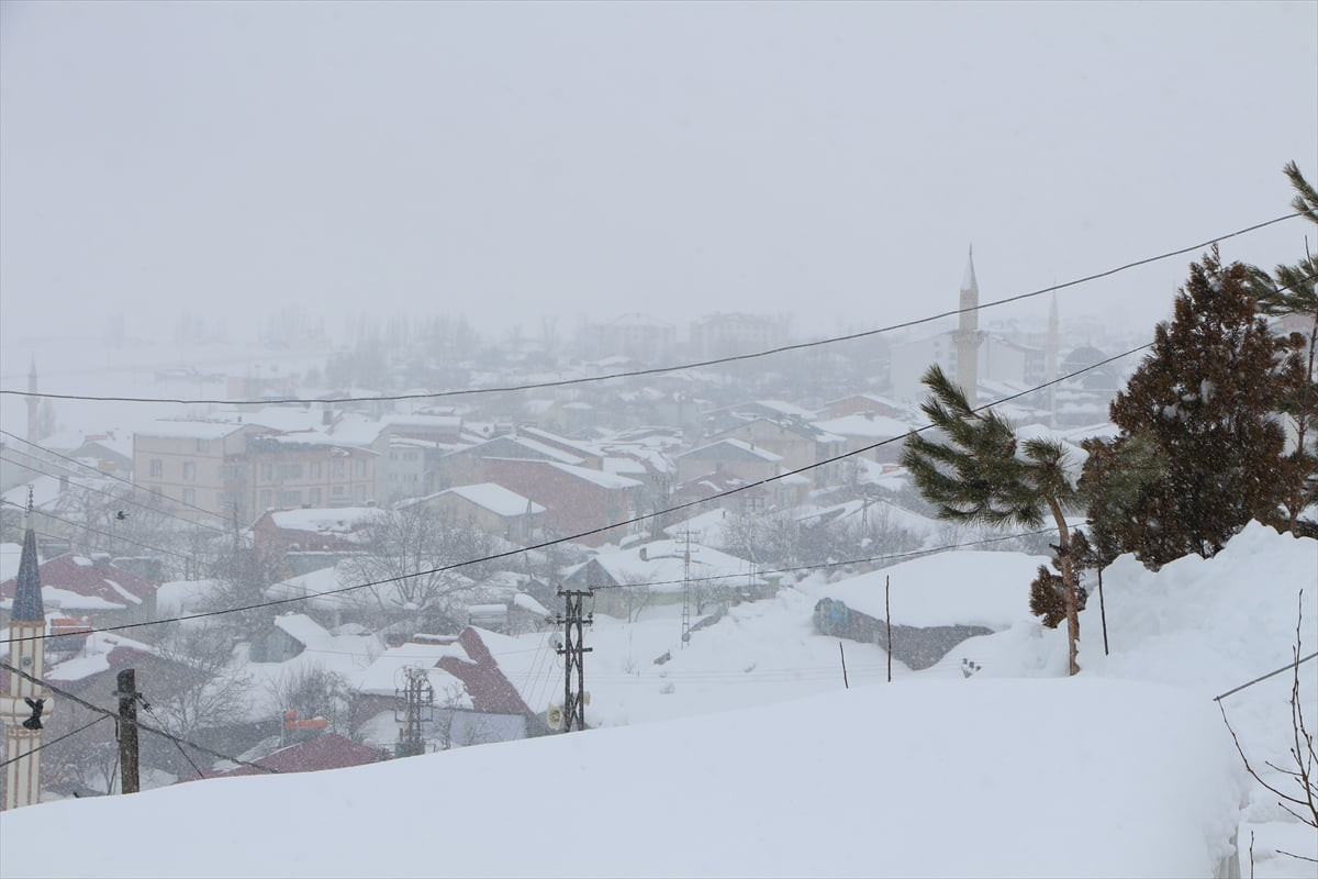 Bingöl'ün Karlıova ilçesinde kar nedeniyle 25 köy yolu ulaşıma kapandı. İlçede gece başlayan...