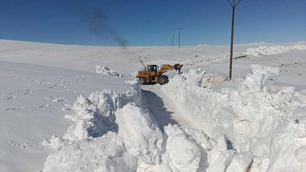 Bingöl'ün Karlıova ilçesinde kardan kapanan mezra yolu ulaşıma açıldı. İlçeye bağlı Hasanova...