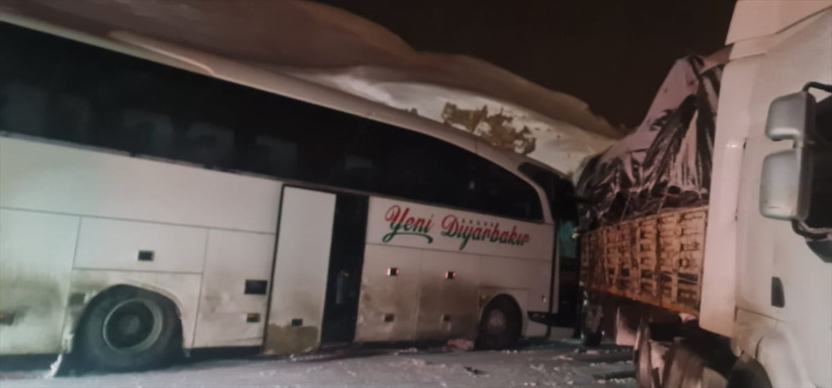 Bingöl'ün Karlıova ilçesinde yolcu otobüsü ile tırın çarpışması sonucu 3 kişi...