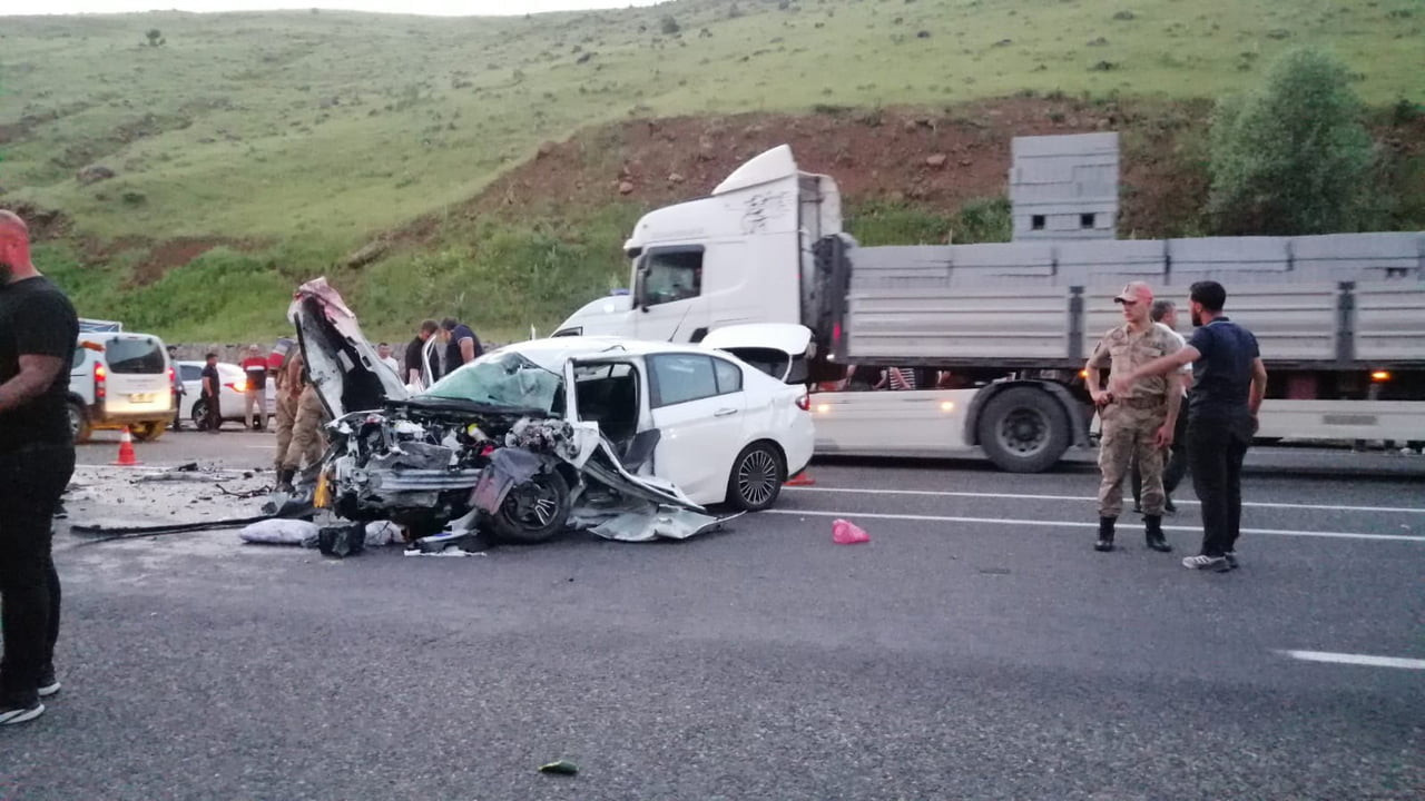 BİNGÖL'ÜN SOLHAN İLÇESİNDE TIR İLE OTOMOBİLİN KAFA KAFAYA ÇARPIŞMASI SONUCU MEYDANA GELEN TRAFİK...