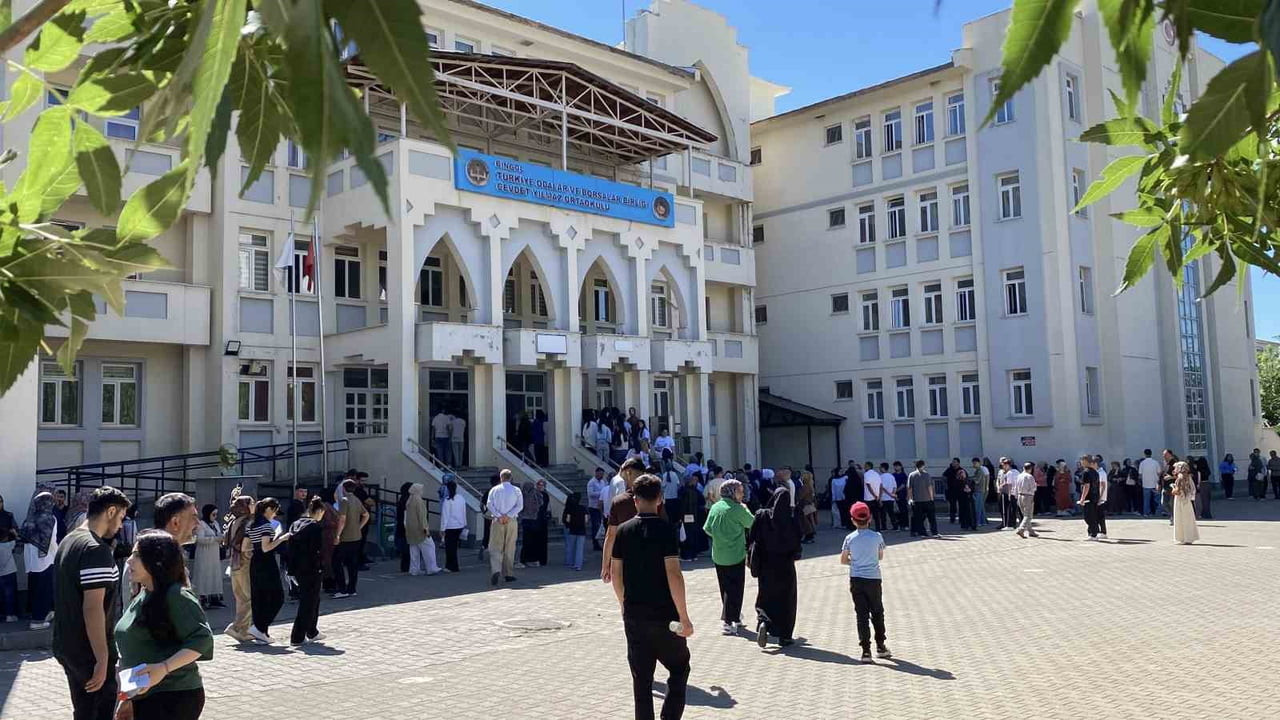 BİNGÖL’DE AYT HEYECANI YAŞANDI