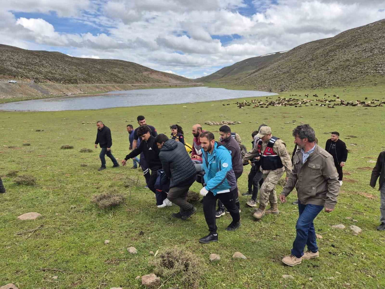 BİNGÖL’DE DAĞLIK ALANDA YARALANAN VATANDAŞ UMKE EKİPLERİNCE KURTARILDI