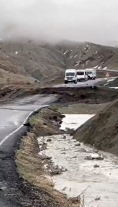 BİNGÖL’DE ETKİLİ OLAN AŞIRI YAĞIŞLAR NEDENİYLE MEYDANA GELEN TOPRAK KAYMASI SONUCU YOL ÇÖKTÜ...