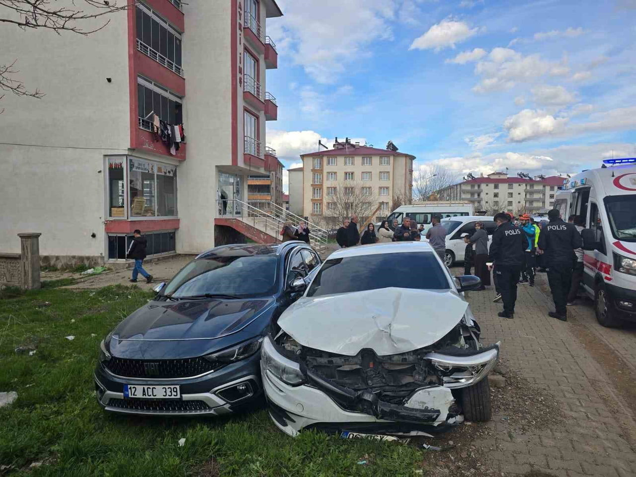 BİNGÖL’DE İKİ OTOMOBİL ÇARPIŞTI: 4 YARALI